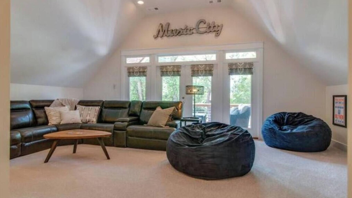 Shelby Hills House | 3mn to everything Nashville! Comfortably sleeps 12