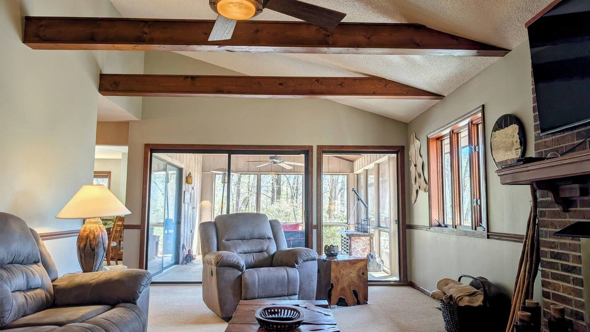 Franklin House | 4/2.5 Franklin, NC Mountain Meadows Retreat - Dog Friendly!