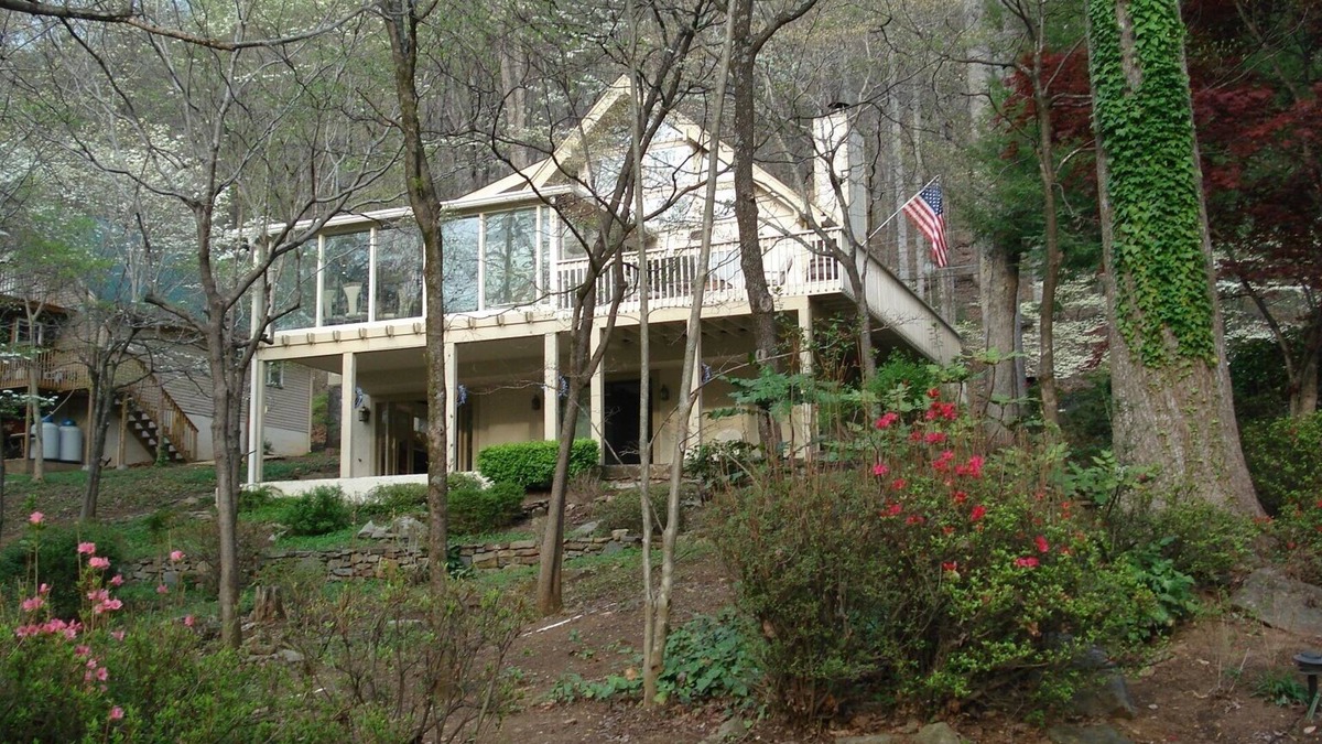 Lake Lure House | 4/4 , 3 story, HOUSE BEAUTIFUL with open floor plan on YOUNG MOUNTAIN