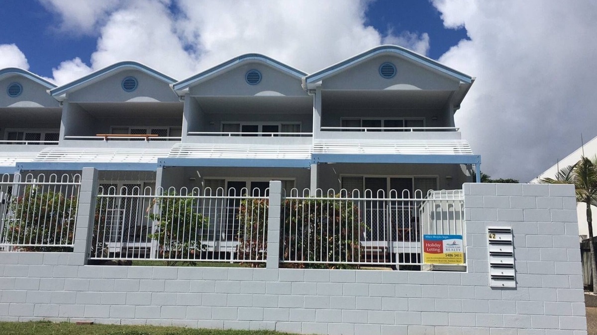 Rainbow Beach Apartment | 4/42 Manooka Drive - Rainbow Beach. Stunning Panoramic Views and Swimming Pool