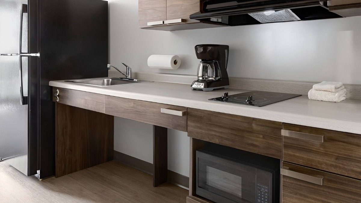 Ashwaubenon Hotel | 4 Affordable Rooms with Fully Equipped Kitchen for Relaxing After the Game