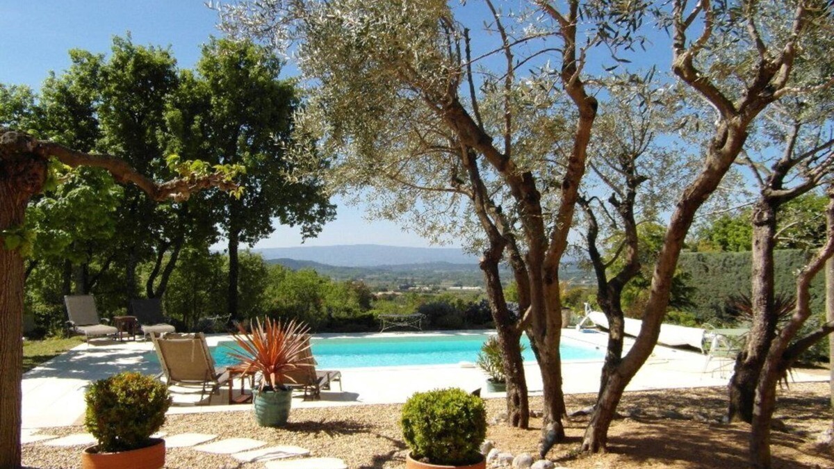 Saint-Saturnin-les-Apt Apartment | 4* air-conditioned gîte in the shade of olive trees, swimming pool overlooking the Luberon.