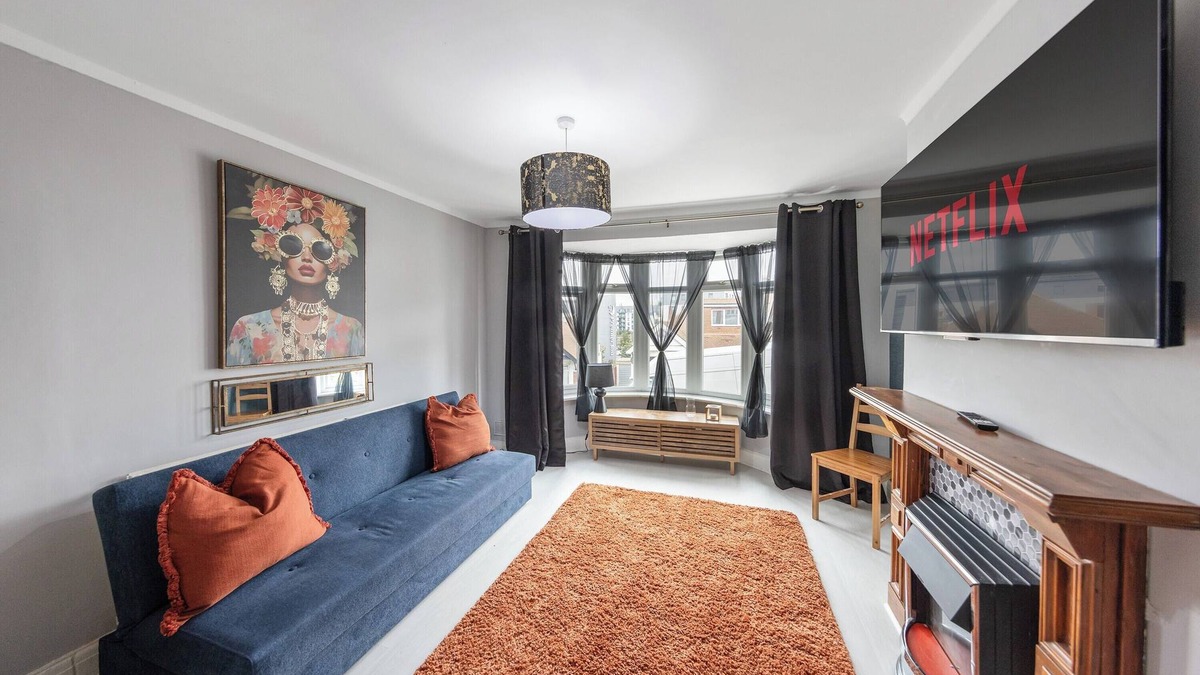 Gillingham House | 4 Bd House, Sleeps 8 with Garden-Tv-Internet