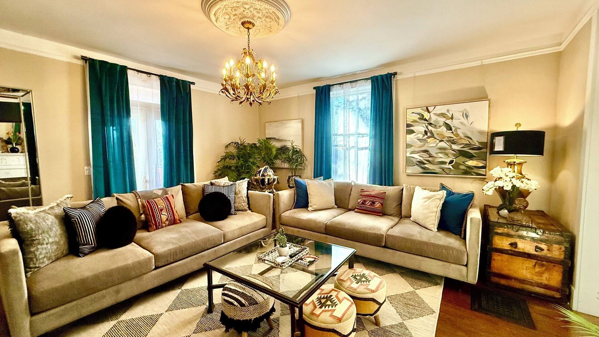 Historic Eastside House | 4 bd Villa stroll to Plaza & Canyon Rd With fireplace & parking