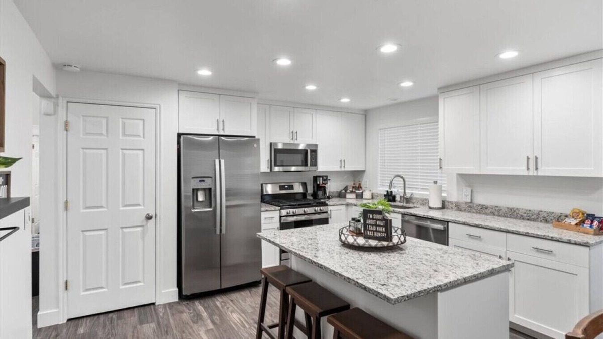 Taylorsville House | 4 Bdrm 6 Bed Clean Pet Friendly HotTub New Kitchen
