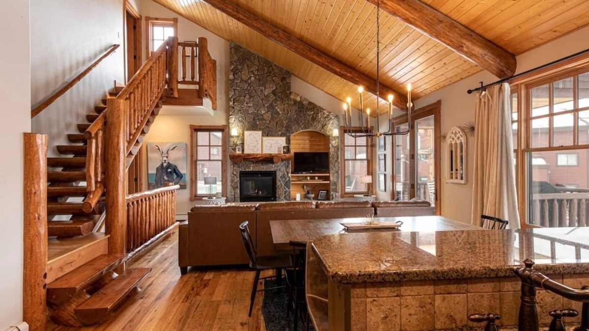 Fraser House | 4 BDRM Cabin, 2 family rooms, Hot Tub, Shuttle Route