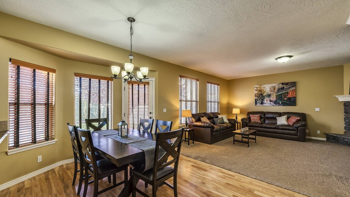 Meridian House | 4 Bdrm Close To Everything!