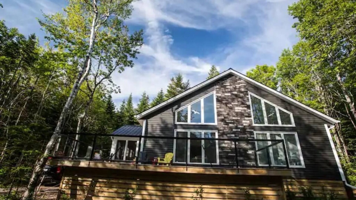 Park Corner Cottage | 4 bdrm executive cottage with private beach access