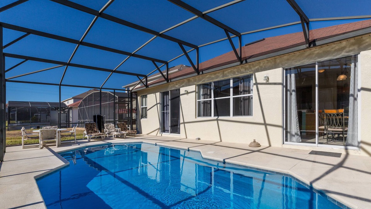 Windwood Bay House | 4 BDRM,GAME ROOM,2 MASTER BDRMS,2 LIV RMS.10MIN TO DISNEY. PRV POOL SUN ALL DAY