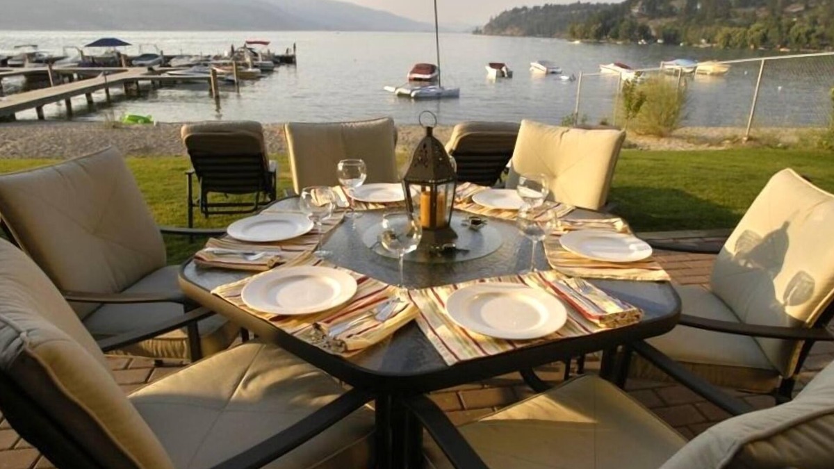 Central Okanagan House | 4 BDRM TH right on the Lake