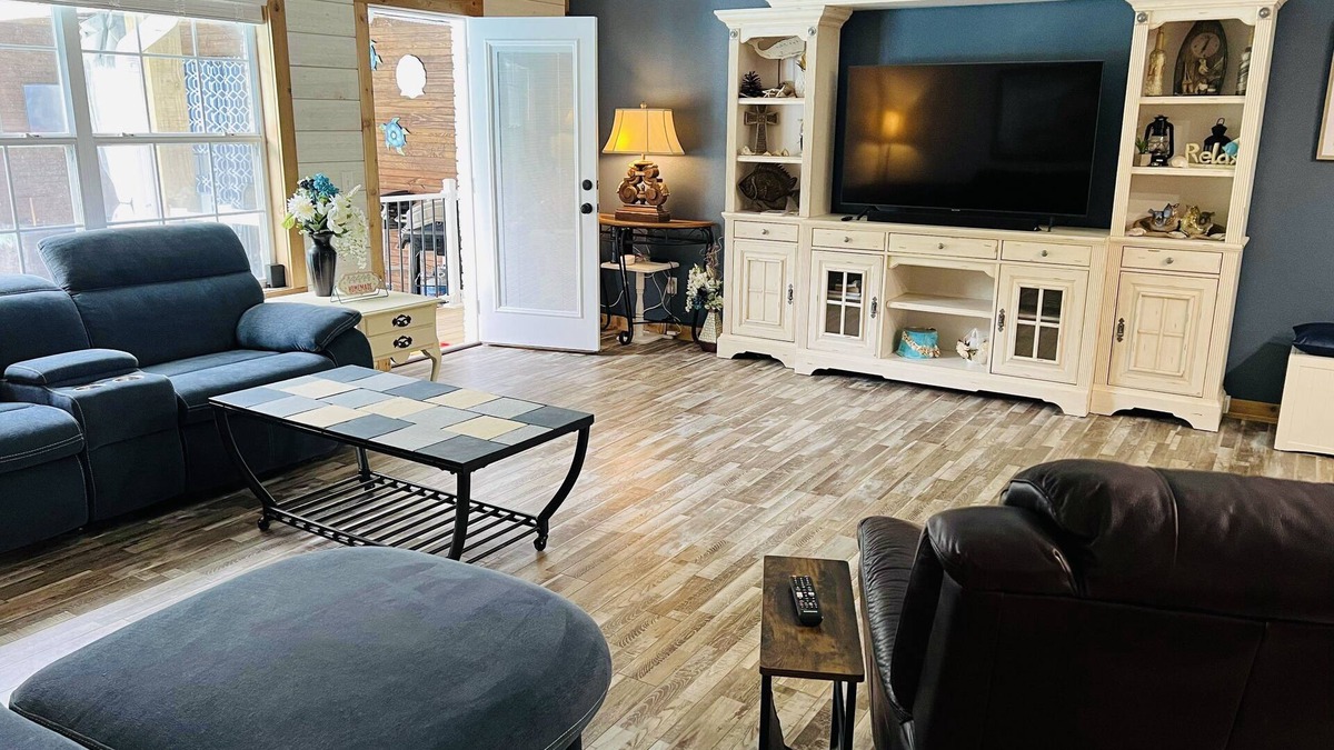 Gulf Breeze House | 4 Bed 2 Bath home w/Private Pool, Hot Tub & Sauna. Close to Beaches!