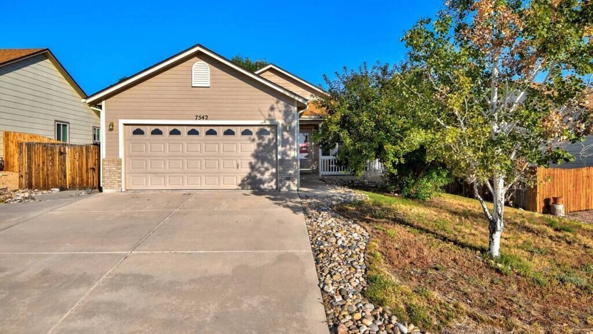 Security-Widefield House | 4 BED/2 BATH; Sleeps 10! CO Springs- fenced yard, pets w/fee, Great for Families