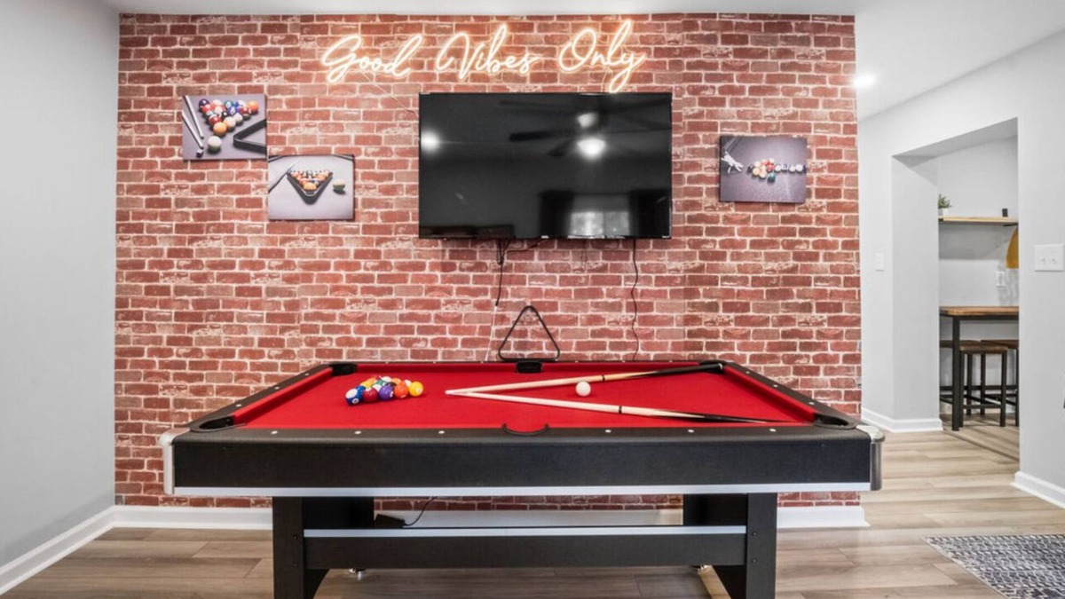 Redstar House | 4 Bed,3 Bath, Hot tub, Fun Game Room, Fire Pit, 12 min NRG