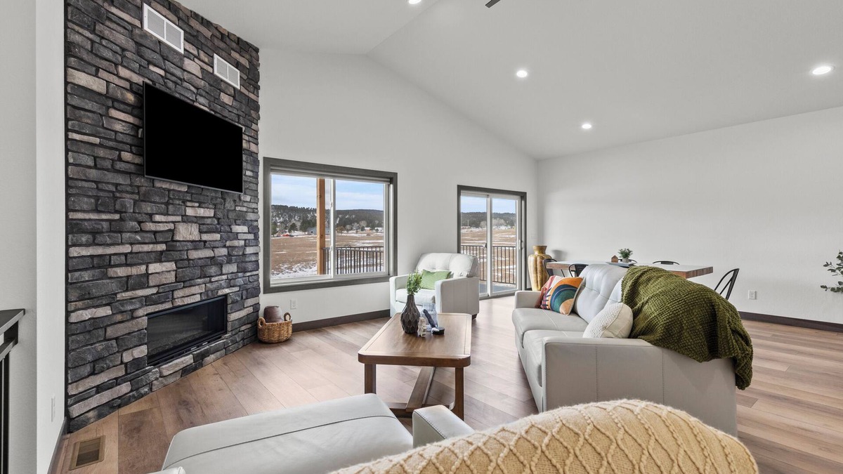 Summerset House | 4 bed, 3 Bath, Hot tub, Convenient location, Wi-fi