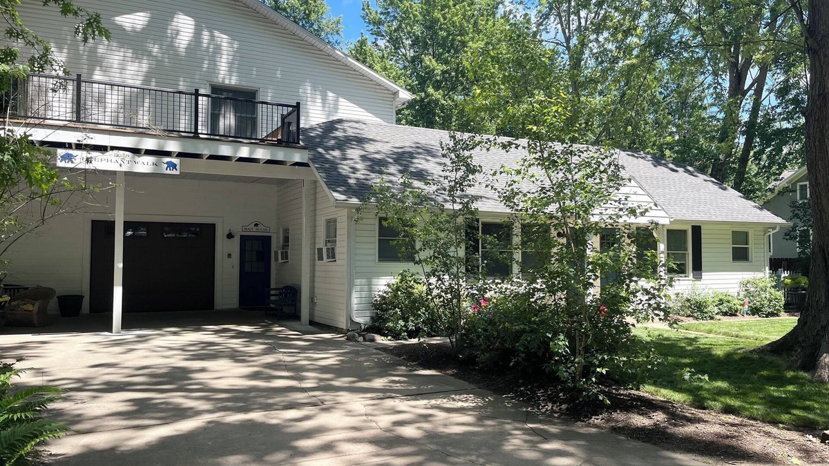 Union Pier House | 4 bed/3 bath huge house, 1.5 blocks to beach/town, hot tub/game rm, dog friendly