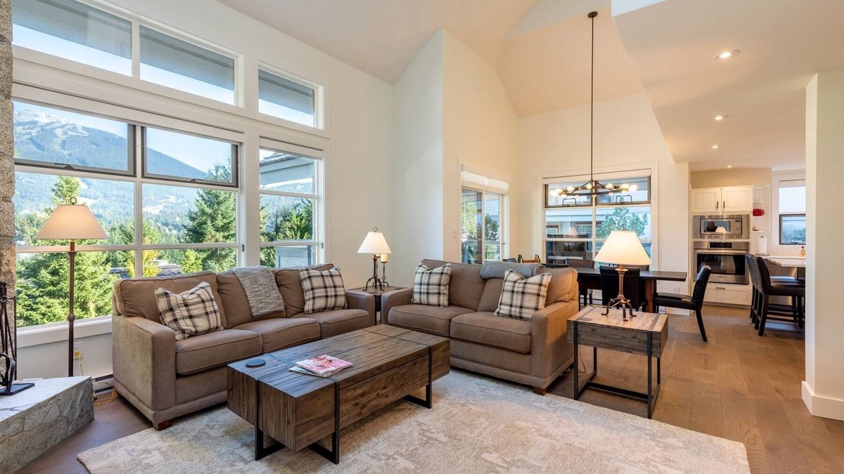 Whistler Cay Heights House | 4 bed/3 bath twnhse w stunning Mtn view & HOT TUB