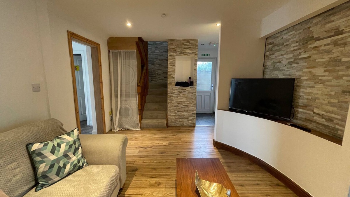 Shephall House | 4-Bed Barnwell Retreat- Sleeps 9, Garden & Parking