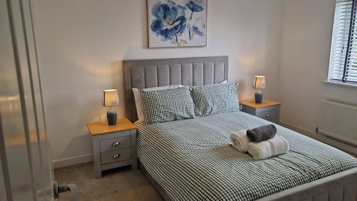Peterborough House | 4-Bed Charming Pet-Friendly House w/Garden