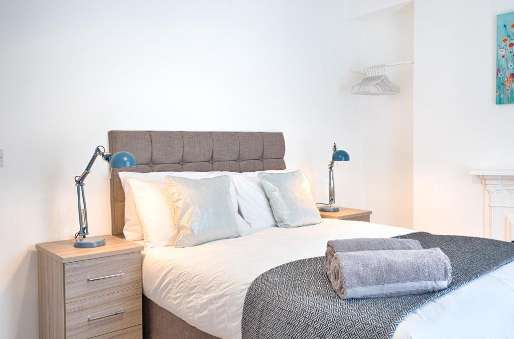 Cwmbrwla House | 4-Bed Contractor Home - Garden - Near M4 & City