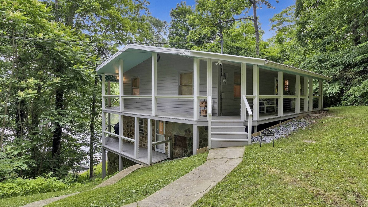 Byrdstown House | 4 Bed Home on Dale Hollow Lake, Steps from East Port Marina