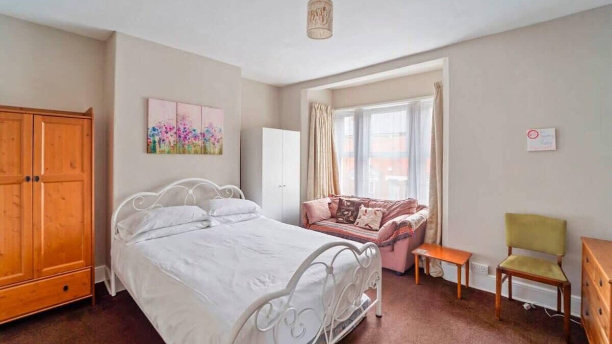 Wolverhampton House | 4 Bed Homely Retreat - WV1