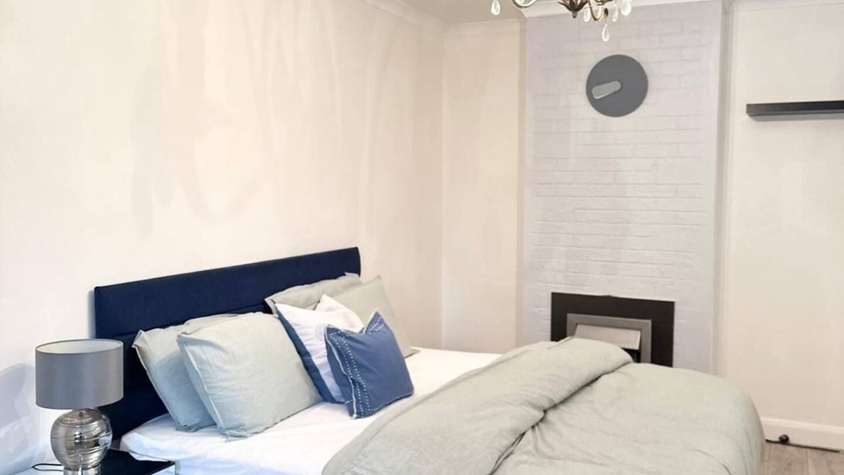 Becontree House | 4 Bed House-Garden-Parking-15 min Elizabeth Line