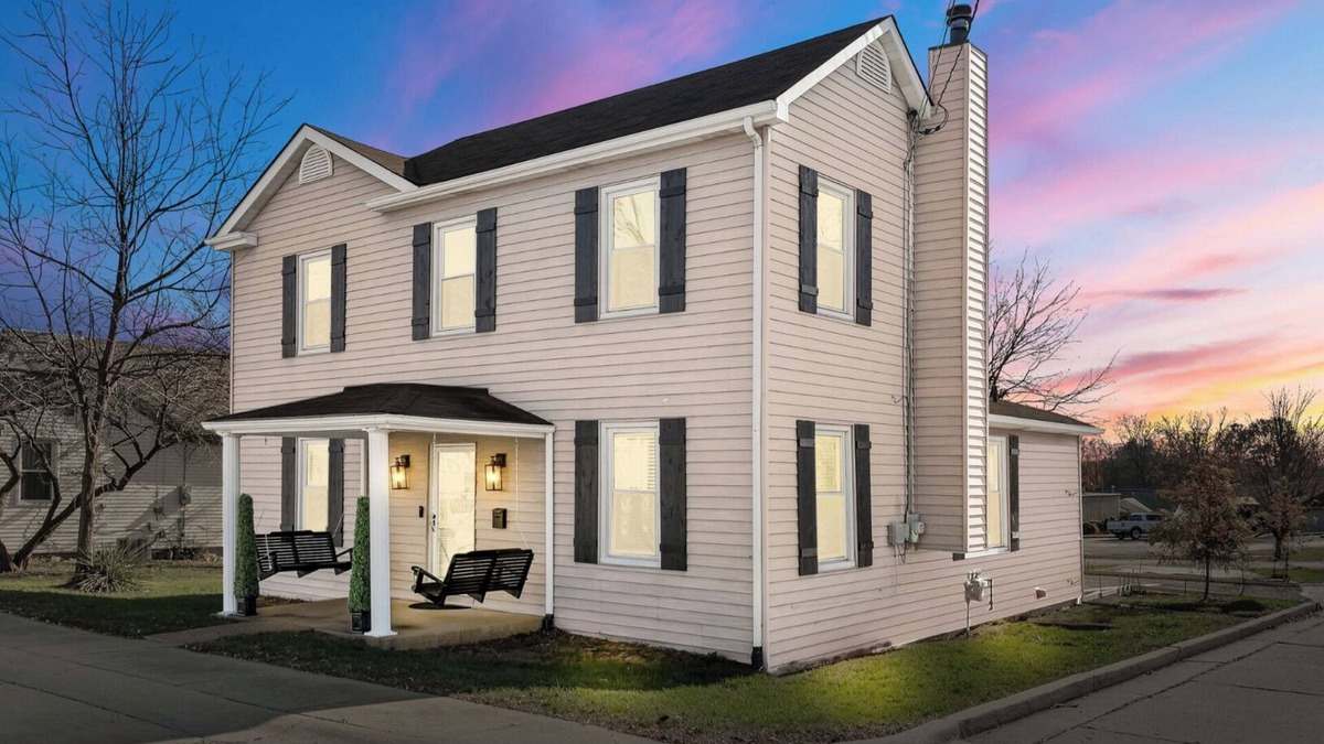 Wentzville House | 4-bed house in Wentzville next to restaurants/event space/"Free food and drink"