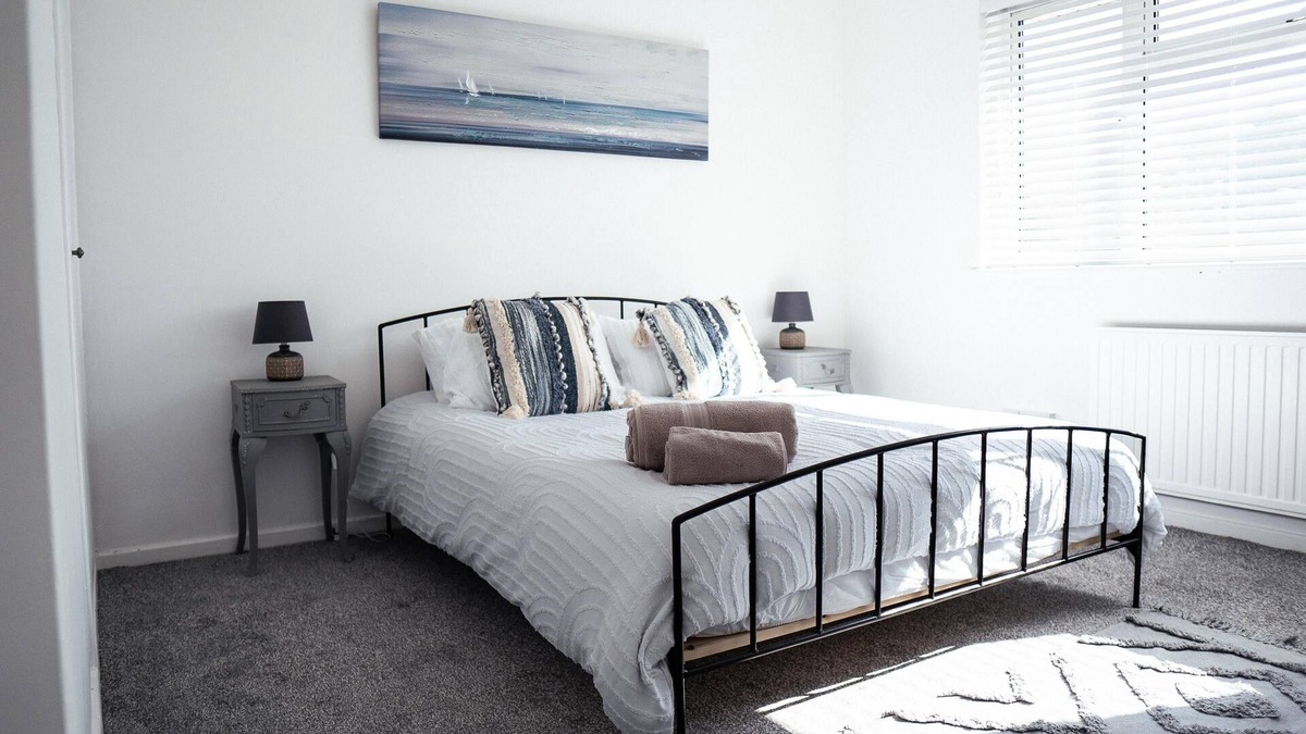 Burton Latimer House | 4-Bed House Sleeps 8 -Private Garden -Free Parking