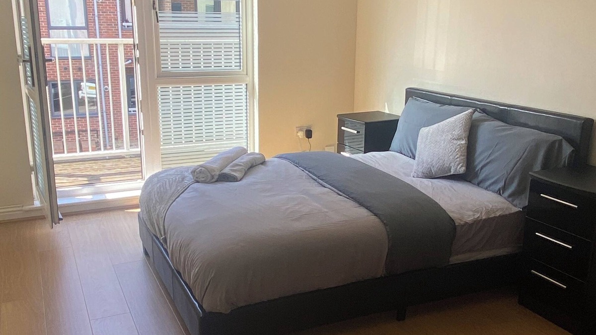 West Thurrock House | 4 Bed House - Sleeps 8 - Wifi - Parking