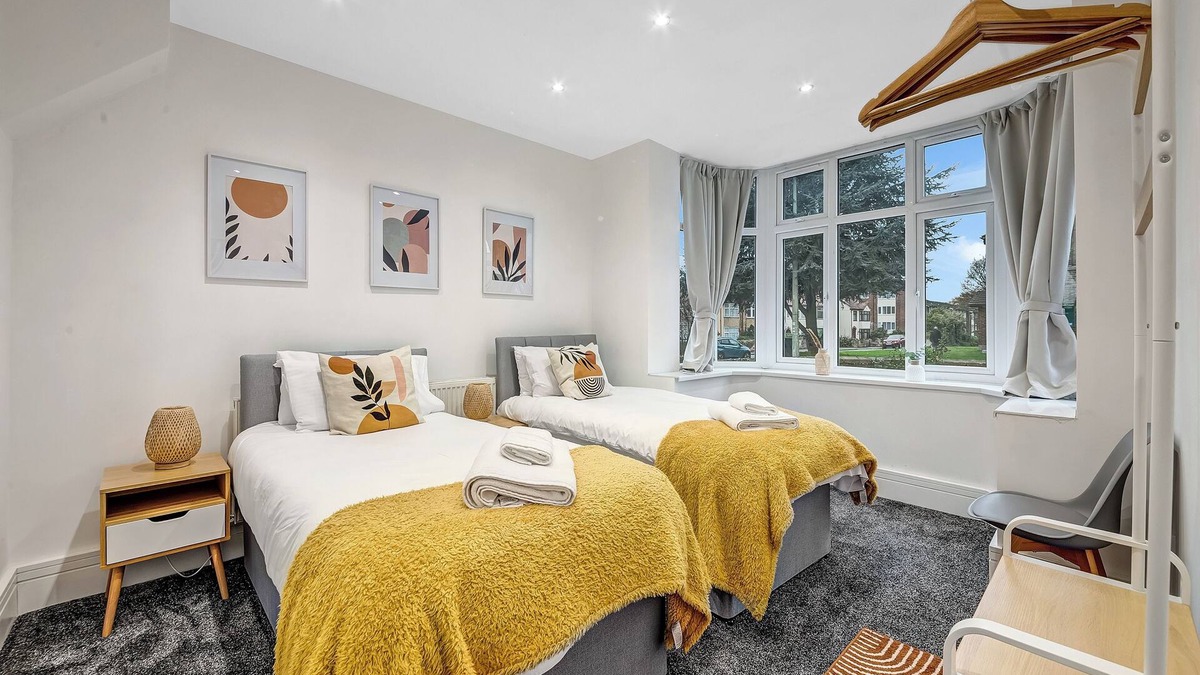 Cowley House | 4 Bed House - Sleeps 9 - Garden - Parking - Wifi