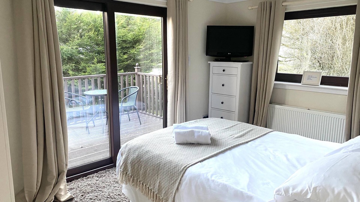 Beattock Cabin | 4 Bed House - Sleeps 9 - HotTub - Parking