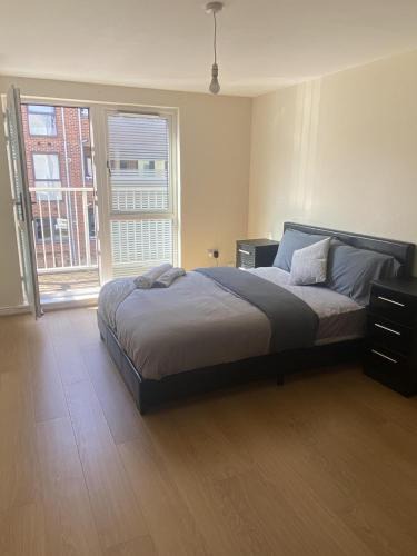 West Thurrock House | 4 Bed House - Sleeps 8 - Wifi - Parking