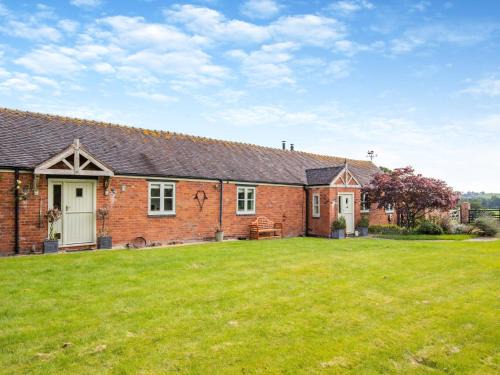 Narborough House | 4 Bed in Bishops Offley 93215