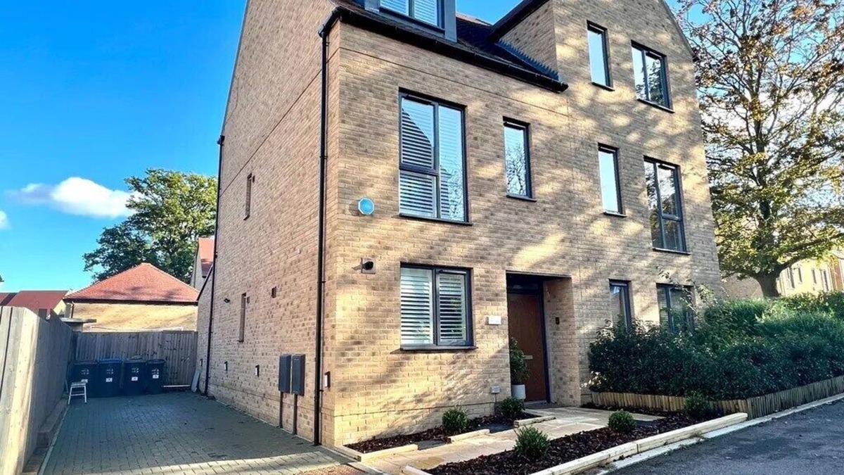 Coulsdon West House | 4-Bed in Coulsdon 20 min London, 20 min Gatwick 2
