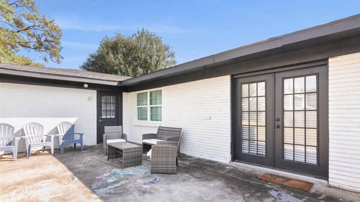 Lakeview  Jefferson County House | 4 bedroom 2 bath home in Bridge City
