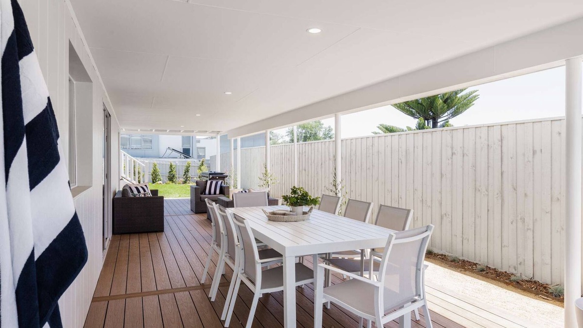 Rosebud House | 4 Bedroom 2 Bathroom house with water views only 100m to the beach and shops