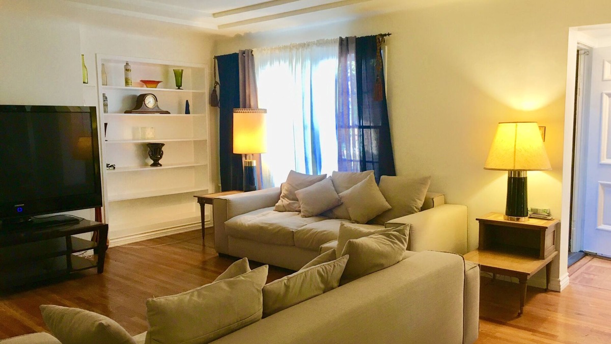 Toluca Lake House | 4 bedroom 2 classic house in nice neighborhood near Universal Studios