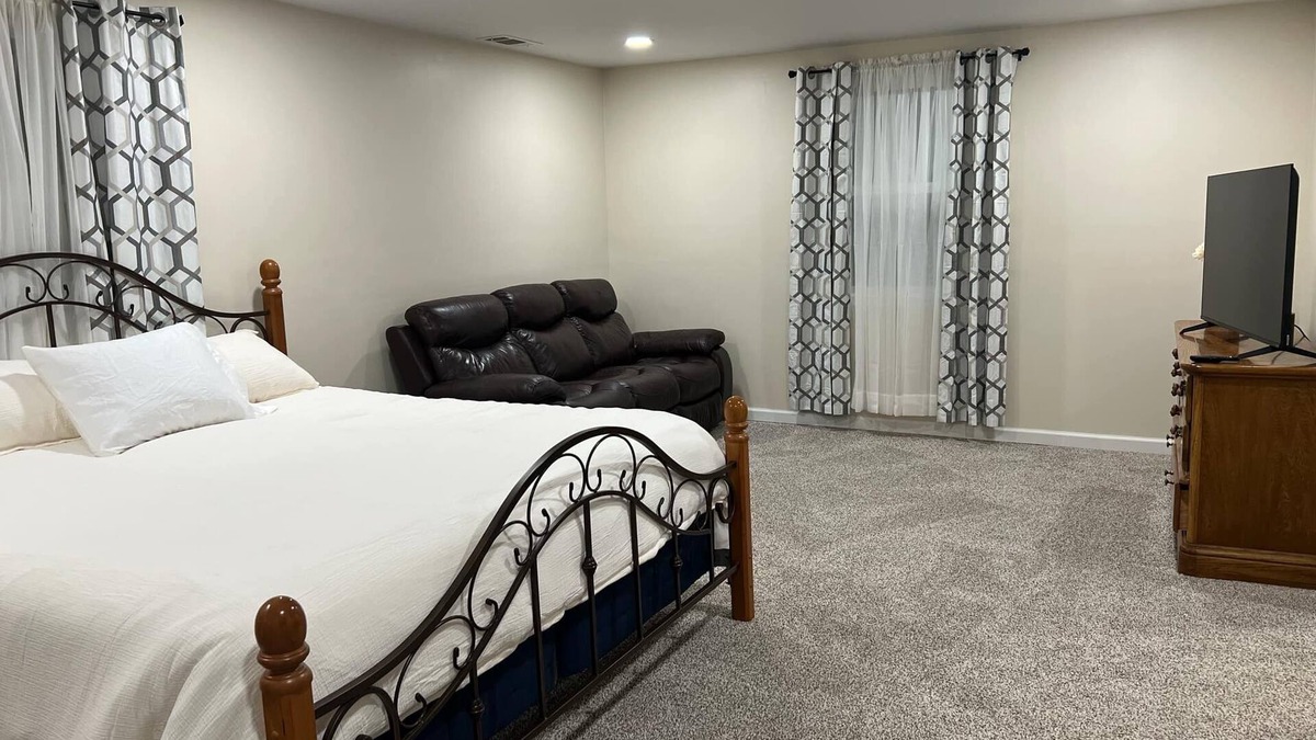 Ellendale House | 4-bedroom 2 full bath house in charming Brighton with spacious rooms. Book now
