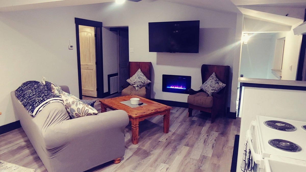 Riggins House | 4 Bedroom/3 Bath Upper Level Remodeled Shop, in town, fully loaded for up to 12!