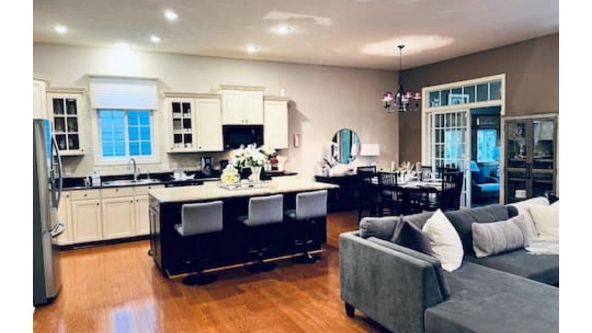 Westfield House | 4 bedroom 3 bathroom executive home with two kitchens