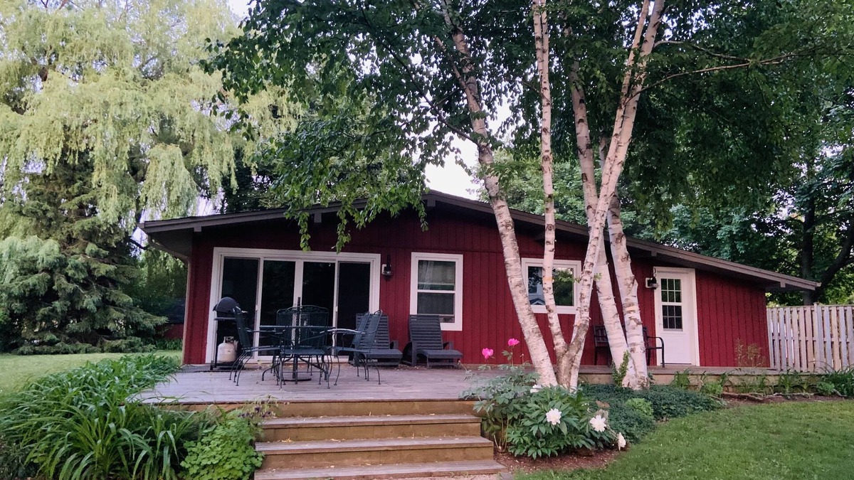 Dashwood Cottage | 4 bedroom, 4 season lakefront near Grand Bend (Lake Huron) with firepit & kayaks