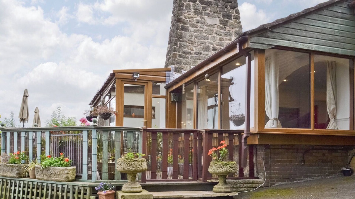 Sutton-in-Ashfield Cottage | 4 bedroom accommodation in Huthwaite, near Sutton-in-Ashfield