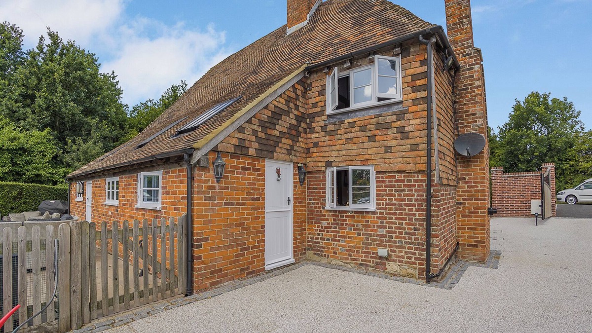 Willesborough Cottage | 4 bedroom accommodation in Sevington, near Ashford
