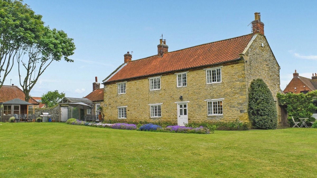 Scarborough Cottage | 4 bedroom accommodation in Irton, near Cayton Bay