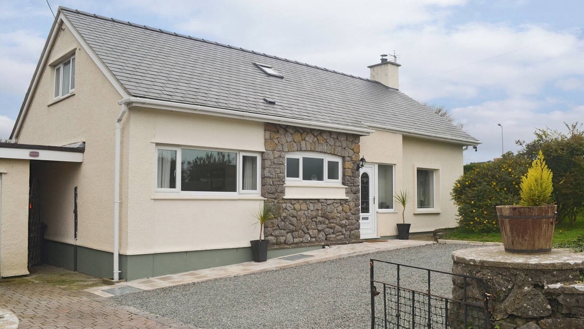Tyn-y-Gongl Cottage | 4 bedroom accommodation in Benllech, near Llangefni