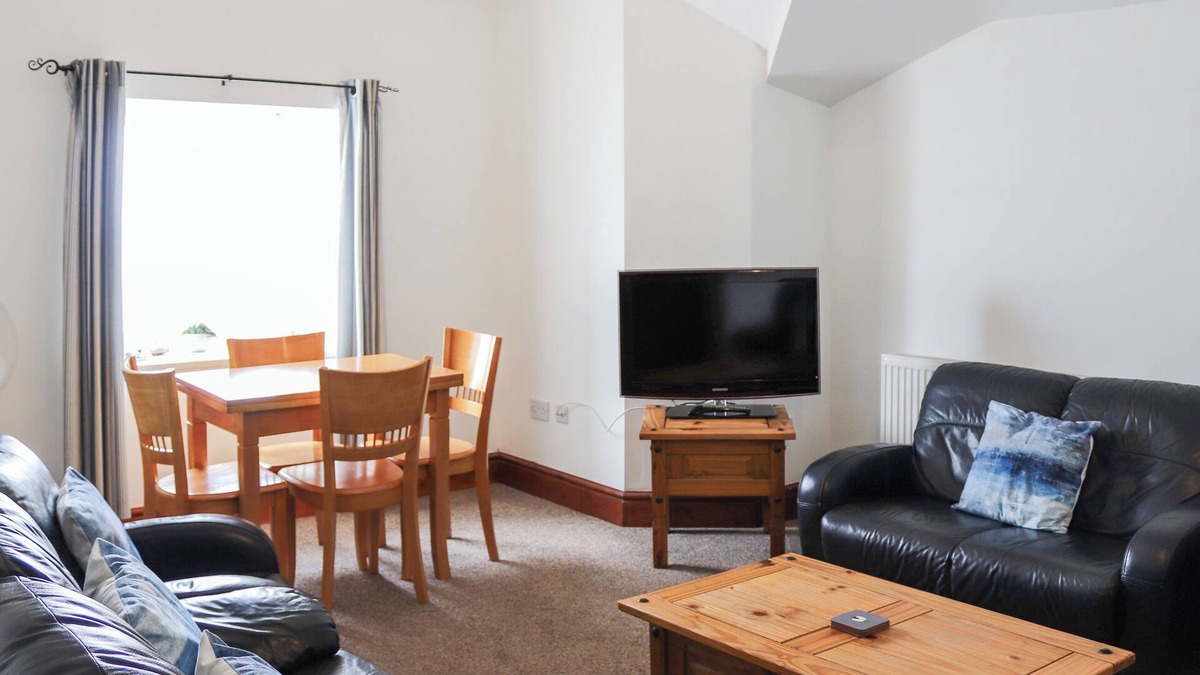 Dinas Dinlle Apartment | 4 bedroom accommodation in Caernarfon