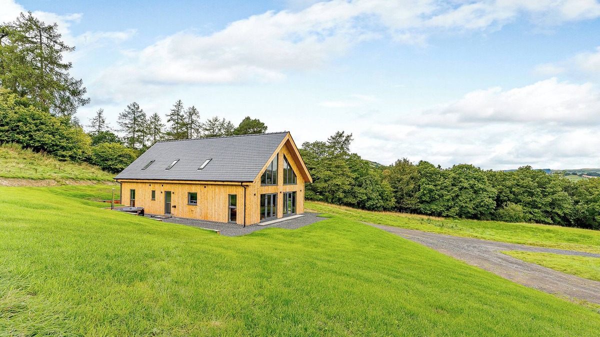 Carno Cottage | 4 bedroom accommodation in Carno