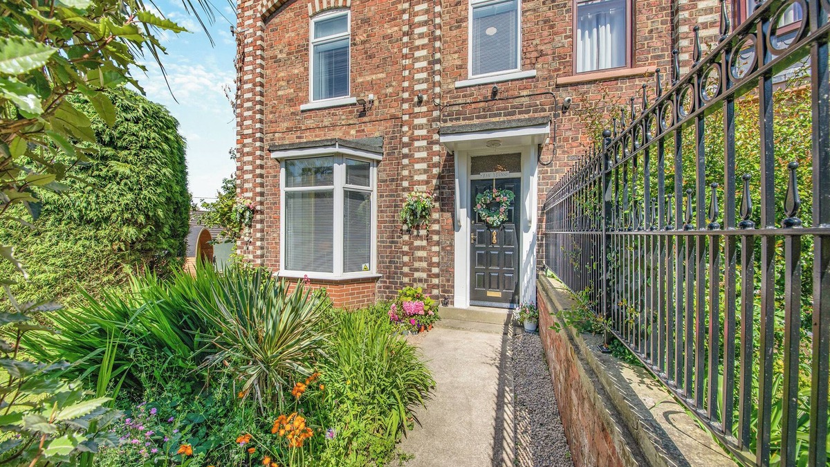 Coxhoe Cottage | 4 bedroom accommodation in Coxhoe, nearby Durham