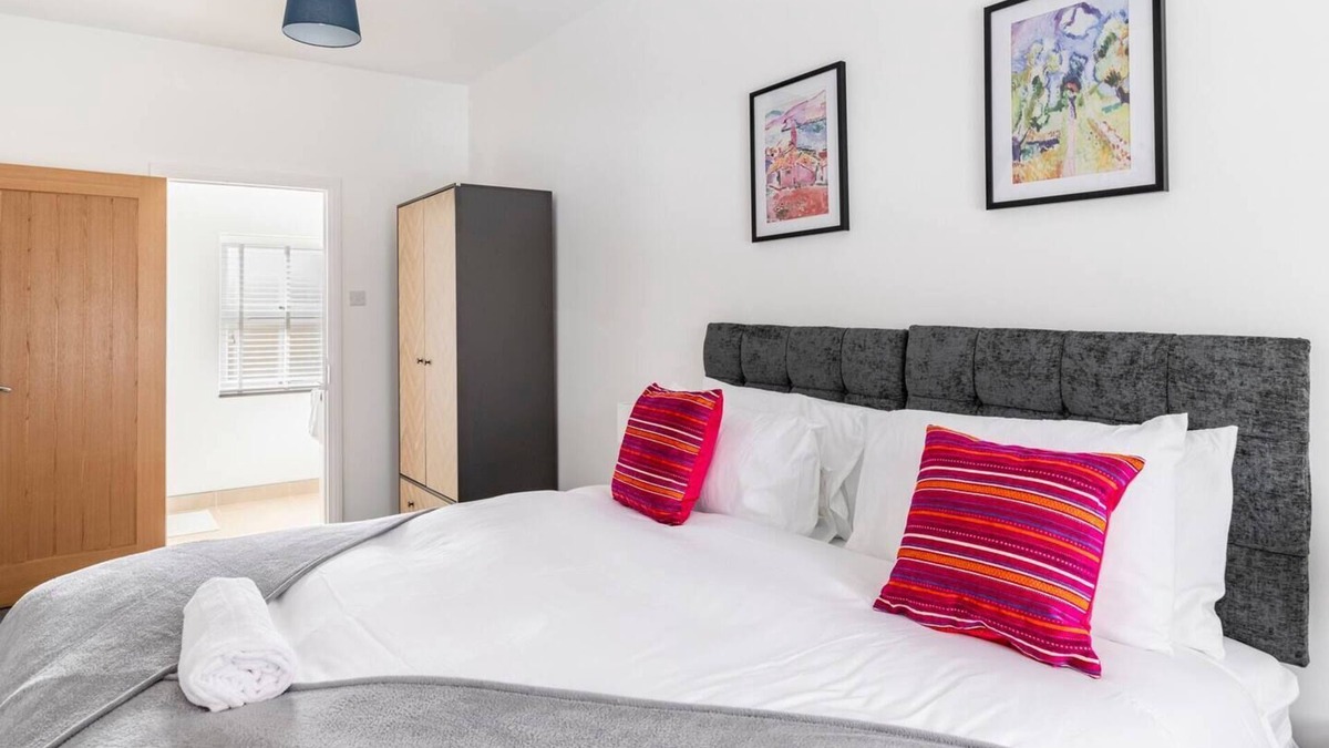 Milton Keynes House | 4 Bedroom Apartment in Newport Road