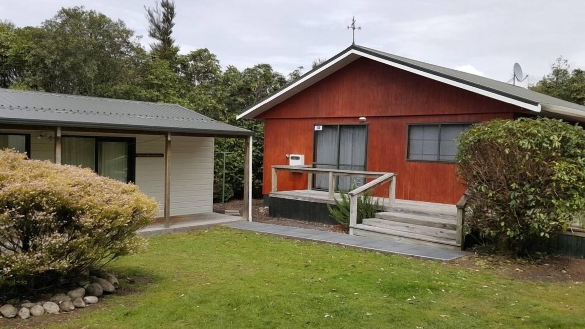 Kuratau House | 4 Bedroom Bach in Native Bush